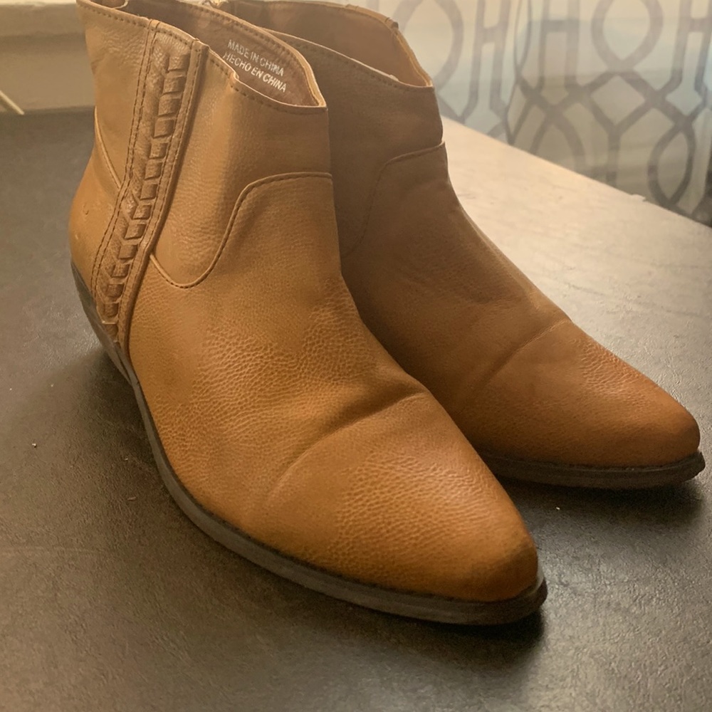 Tan western styled boots 🌵